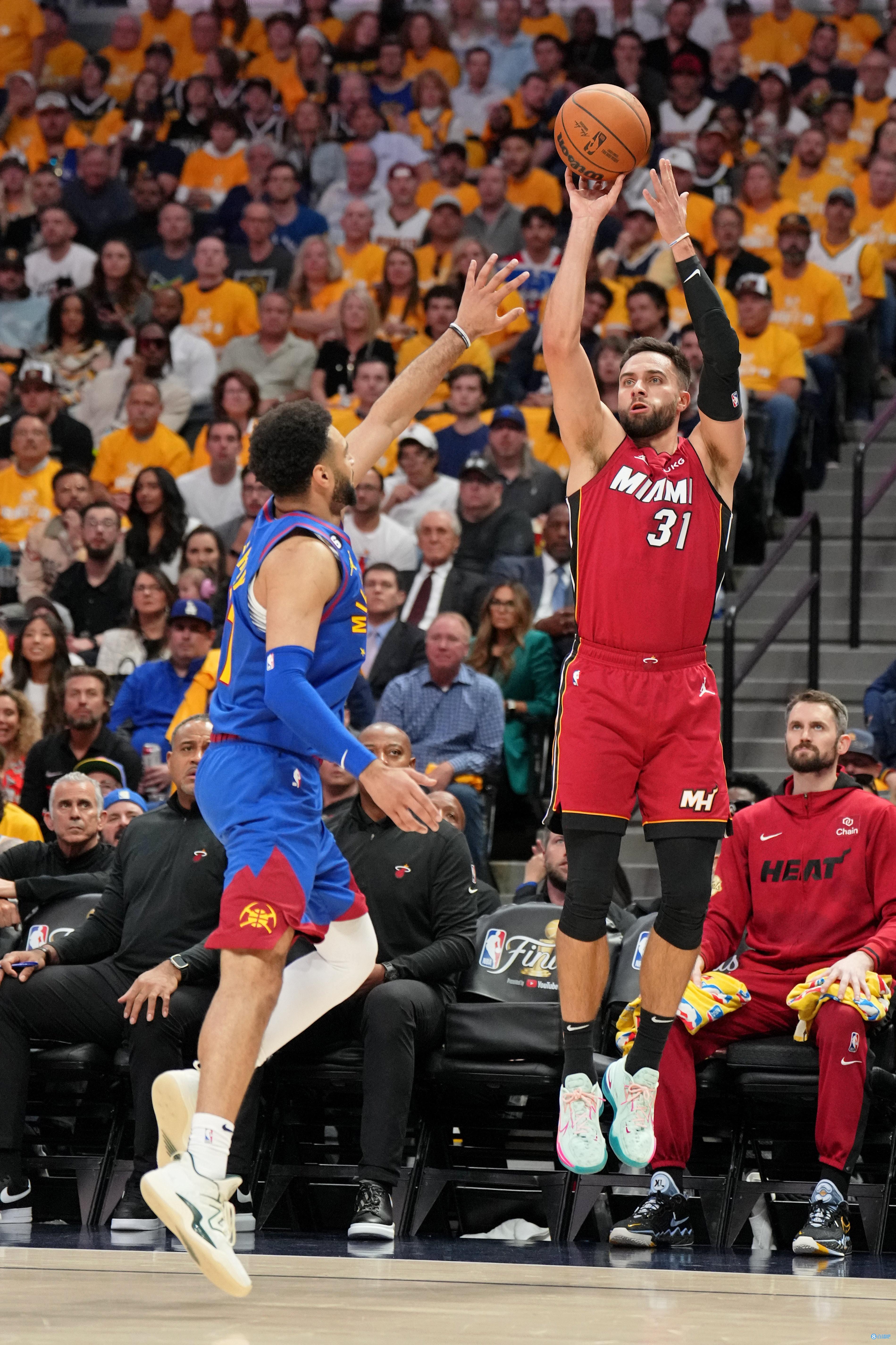 湖人詹姆斯关键三分锁定胜利（詹姆斯飙中制胜三分，湖人锁定胜局）