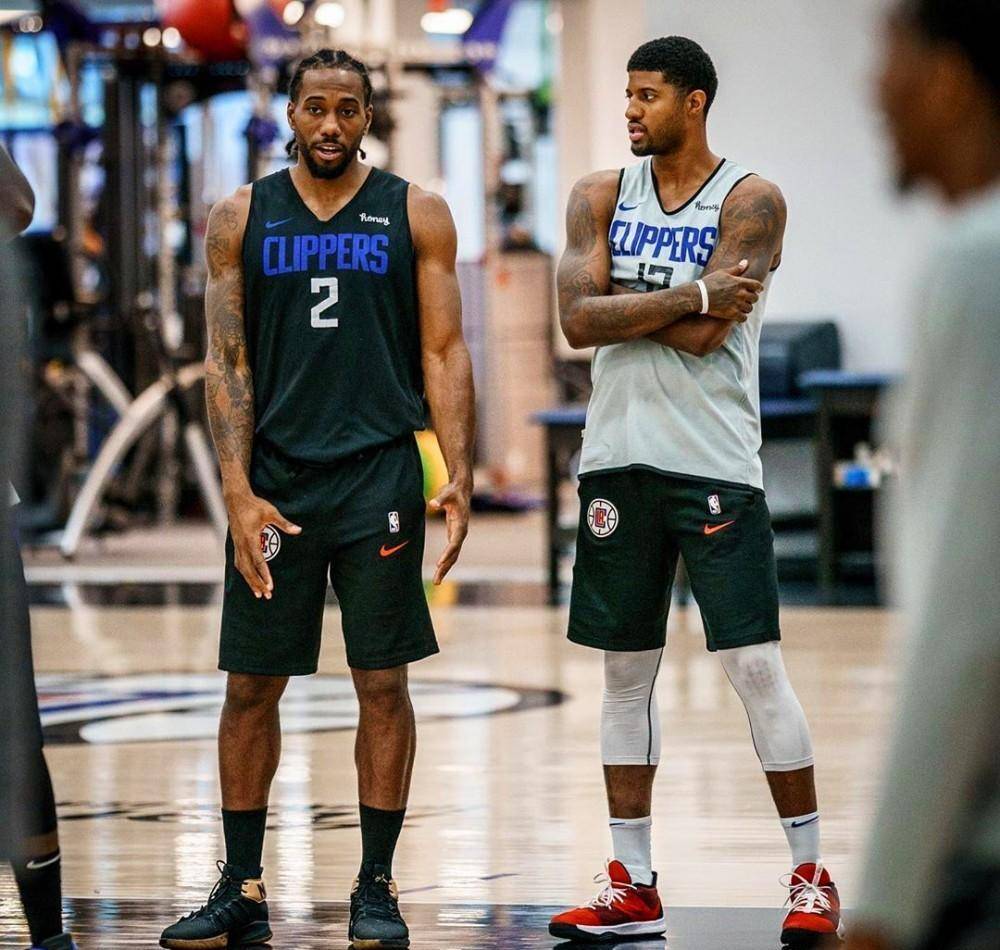 爵士逆转功臣！乐福15中8得到20分8篮板（乐福15投8中砍20分8篮板，助爵士完成逆转）