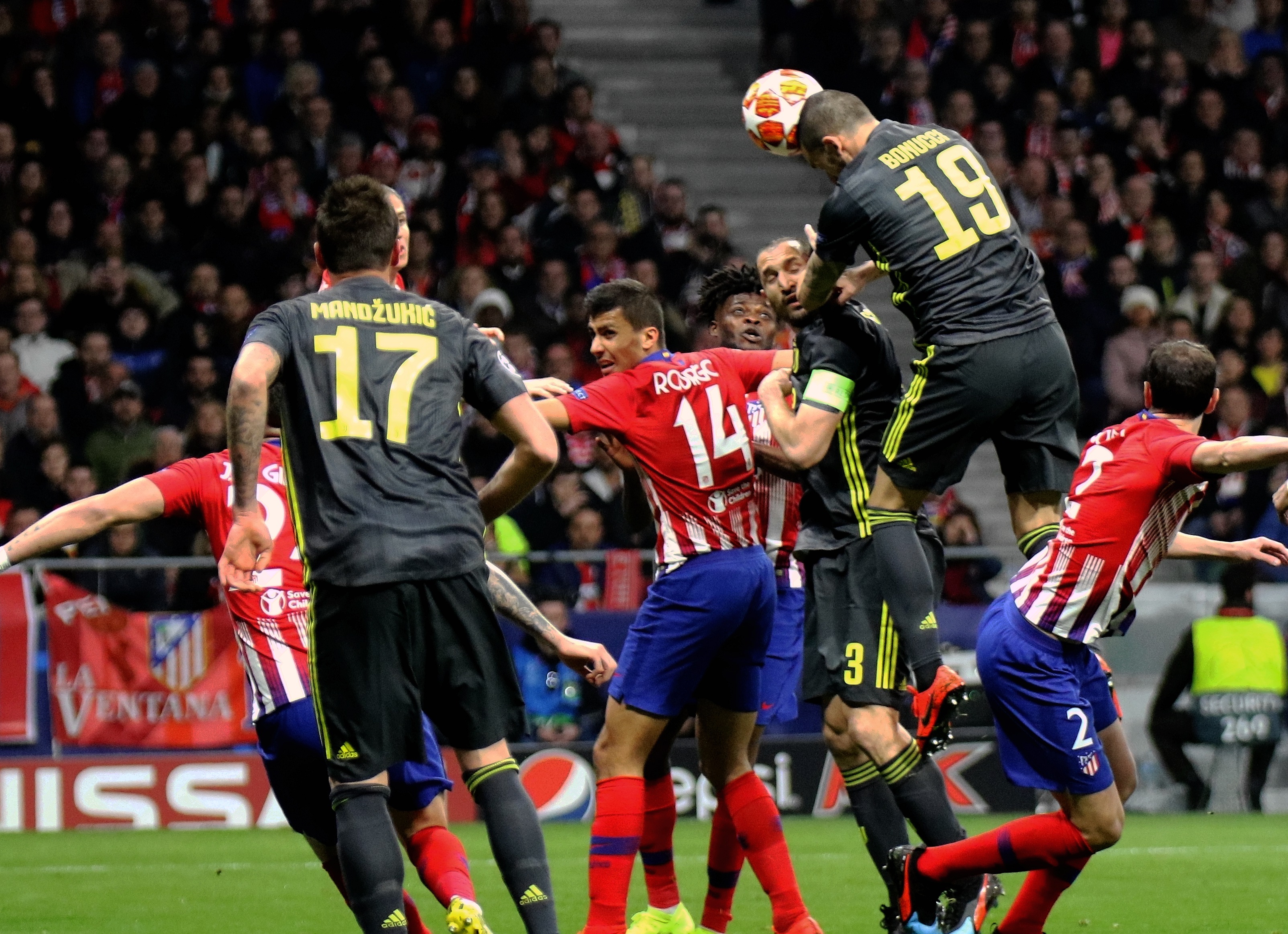 扛起球队进攻！小波特半场19分4抢断，第二节5中5（小波特火力全开：半场19分4抢断，次节5投5中扛起进攻）